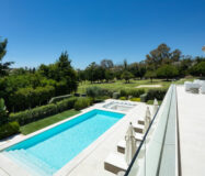 Вілла в Nueva Andalucía 490 кв.м з терасою та меблями