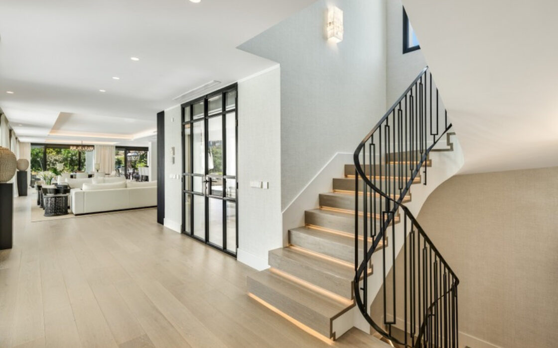 Вілла в Nueva Andalucía 490 кв.м з терасою та меблями