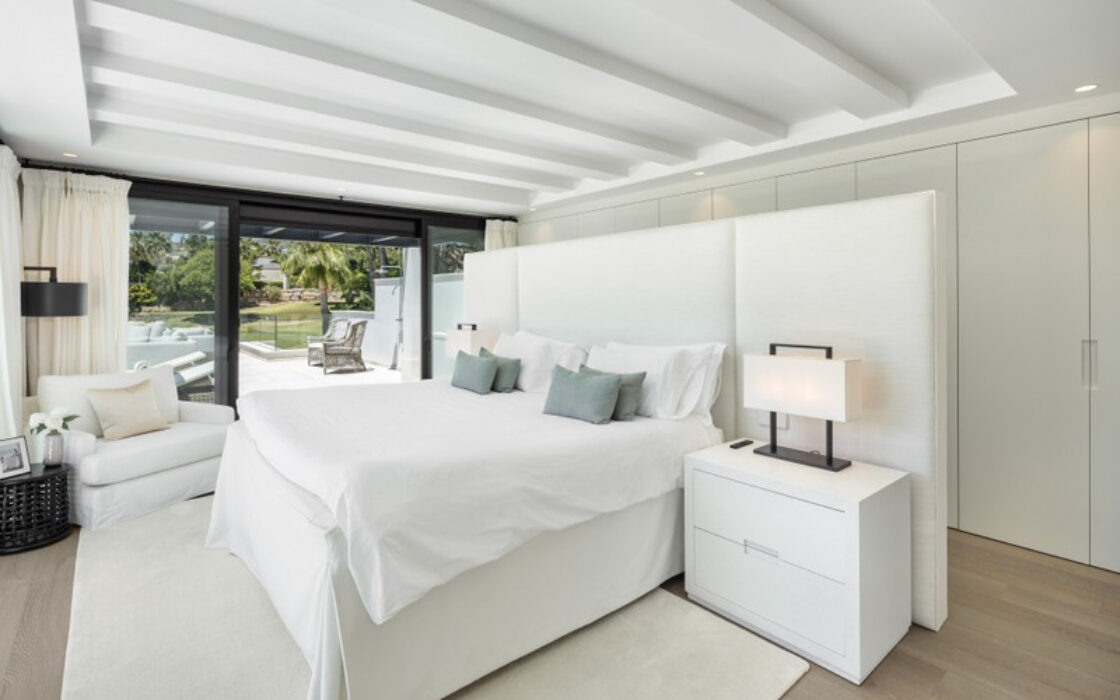 Вілла в Nueva Andalucía 490 кв.м з терасою та меблями