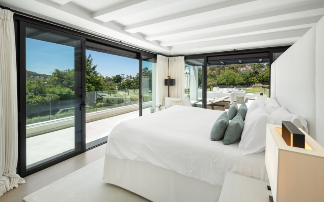 Вілла в Nueva Andalucía 490 кв.м з терасою та меблями