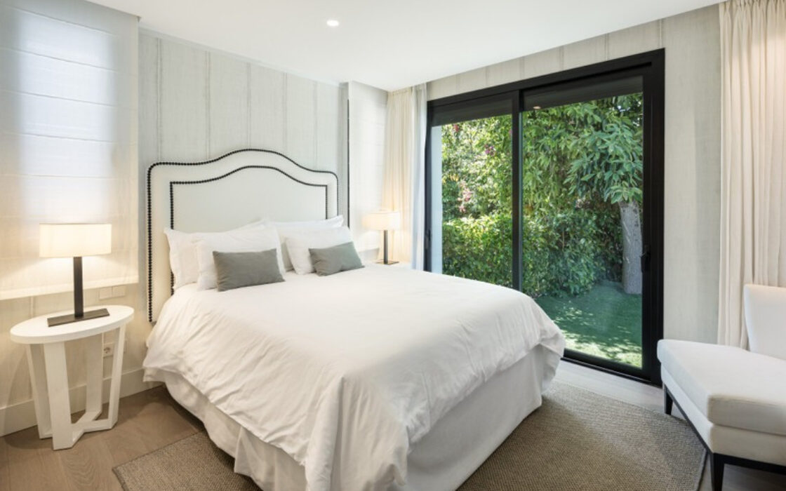 Вілла в Nueva Andalucía 490 кв.м з терасою та меблями