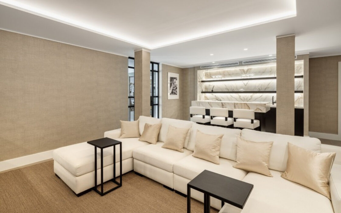 Вілла в Nueva Andalucía 490 кв.м з терасою та меблями