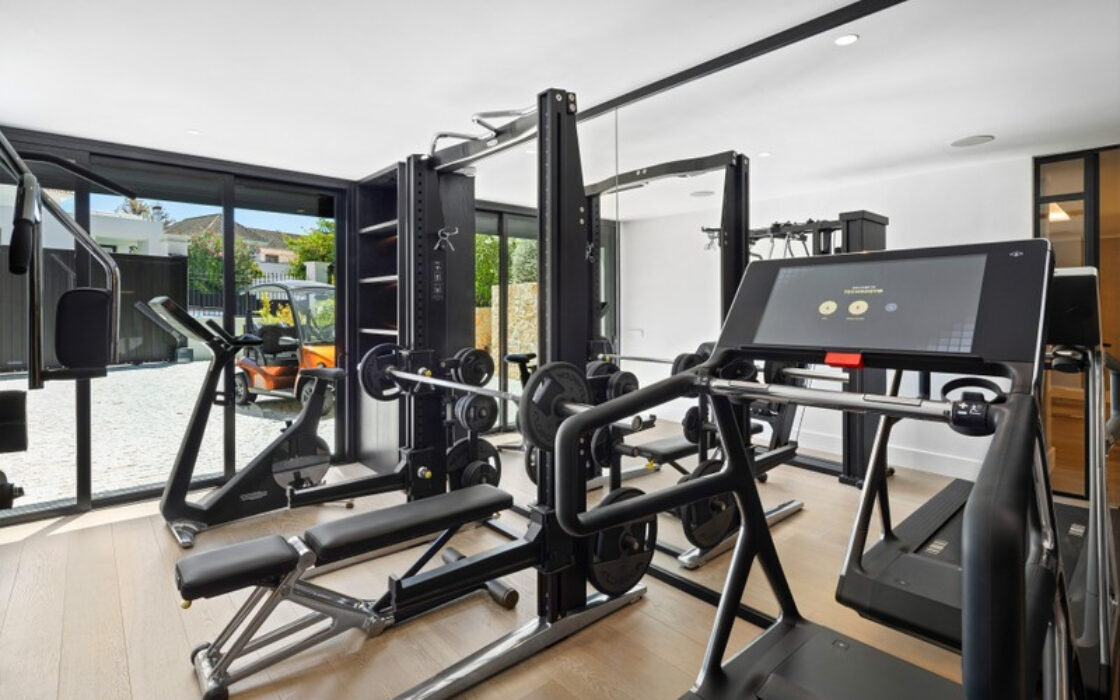 Вілла в Nueva Andalucía 490 кв.м з терасою та меблями