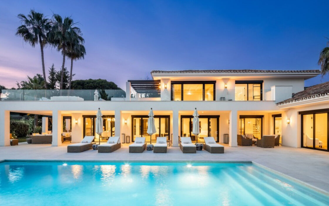 Вілла в Nueva Andalucía 490 кв.м з терасою та меблями