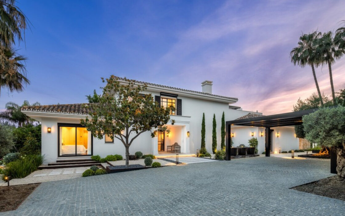 Вілла в Nueva Andalucía 490 кв.м з терасою та меблями