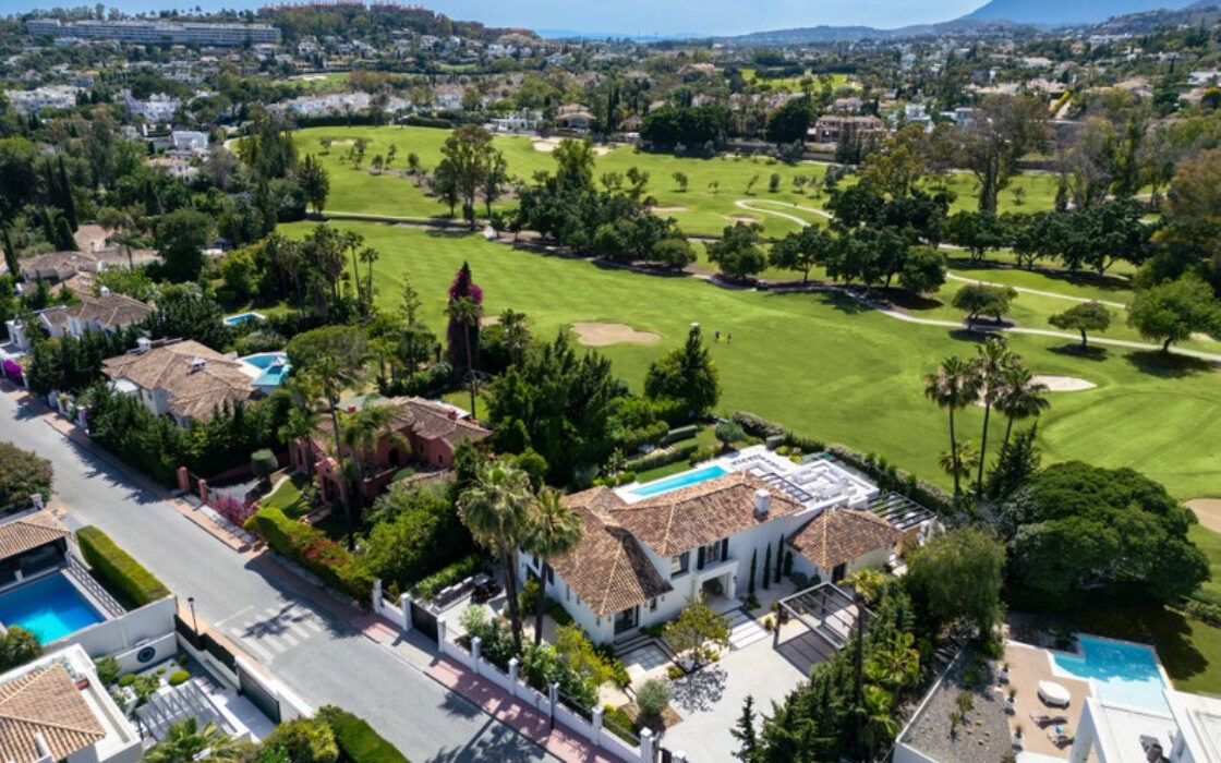 Вілла в Nueva Andalucía 490 кв.м з терасою та меблями