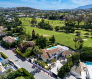 Вілла в Nueva Andalucía 490 кв.м з терасою та меблями