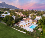 Вілла в Nueva Andalucía 490 кв.м з терасою та меблями