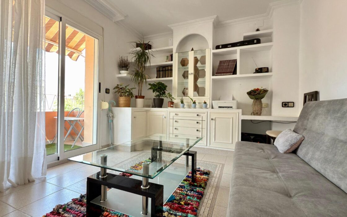 Двухкомнатная квартира в Аликанте с балконами и уютом