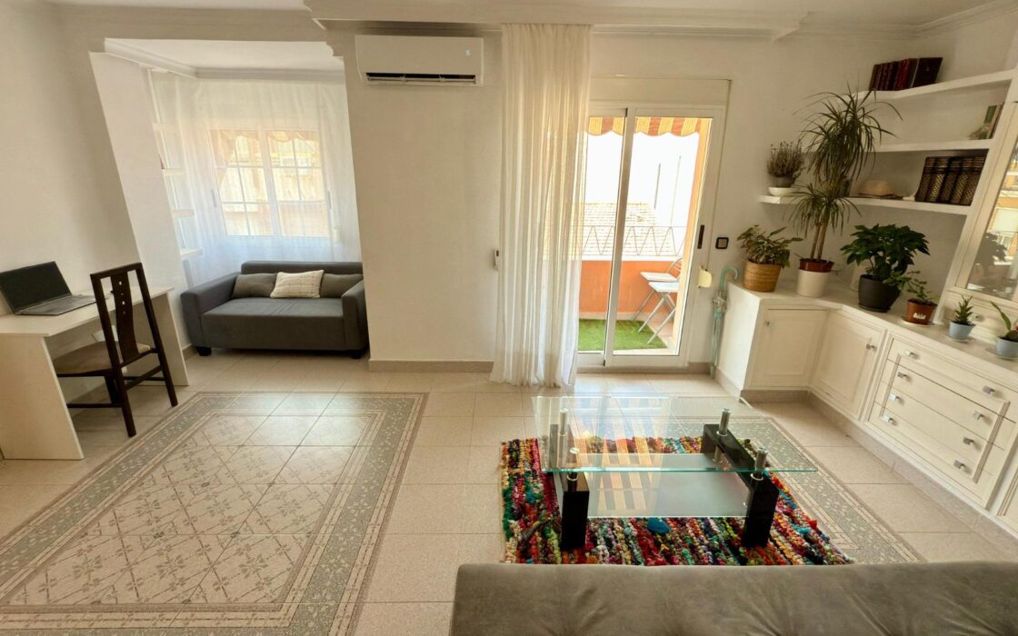 Двухкомнатная квартира в Аликанте с балконами и уютом