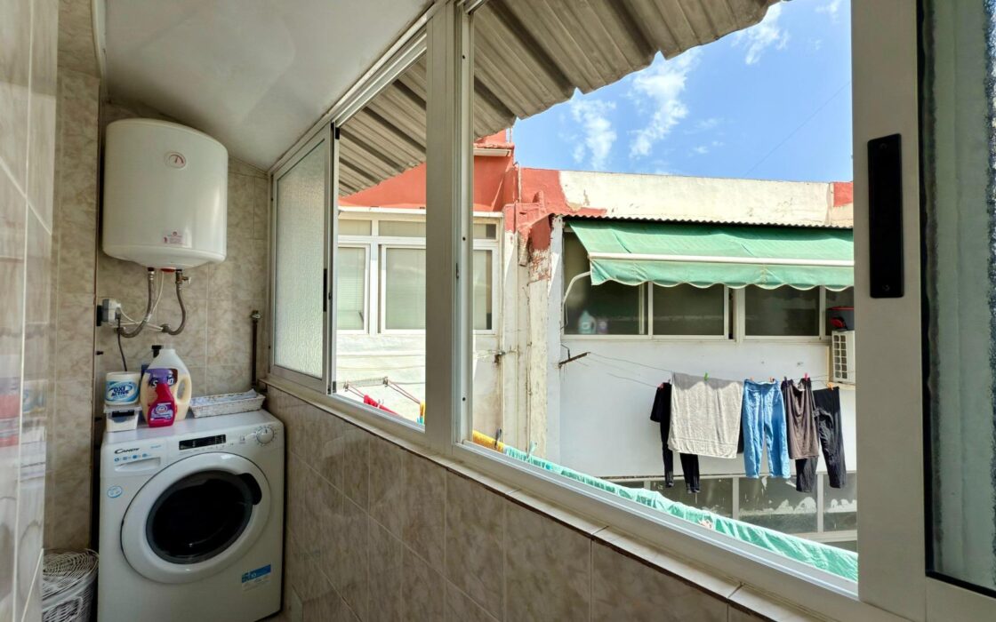 Двухкомнатная квартира в Аликанте с балконами и уютом