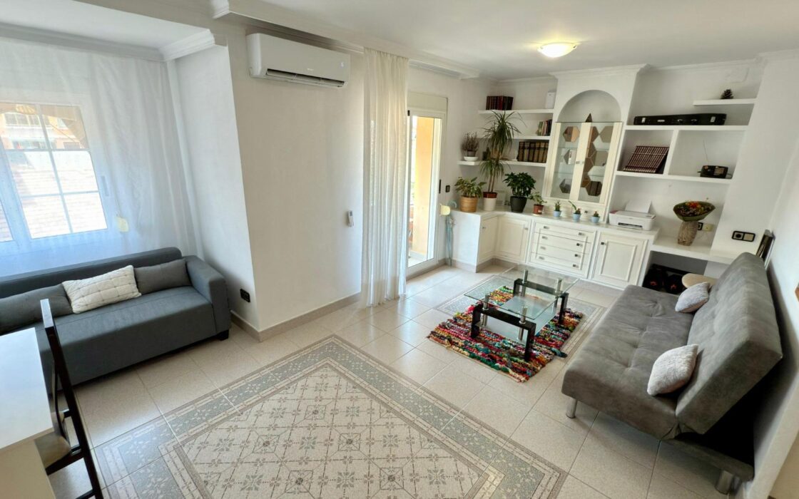 Двухкомнатная квартира в Аликанте с балконами и уютом