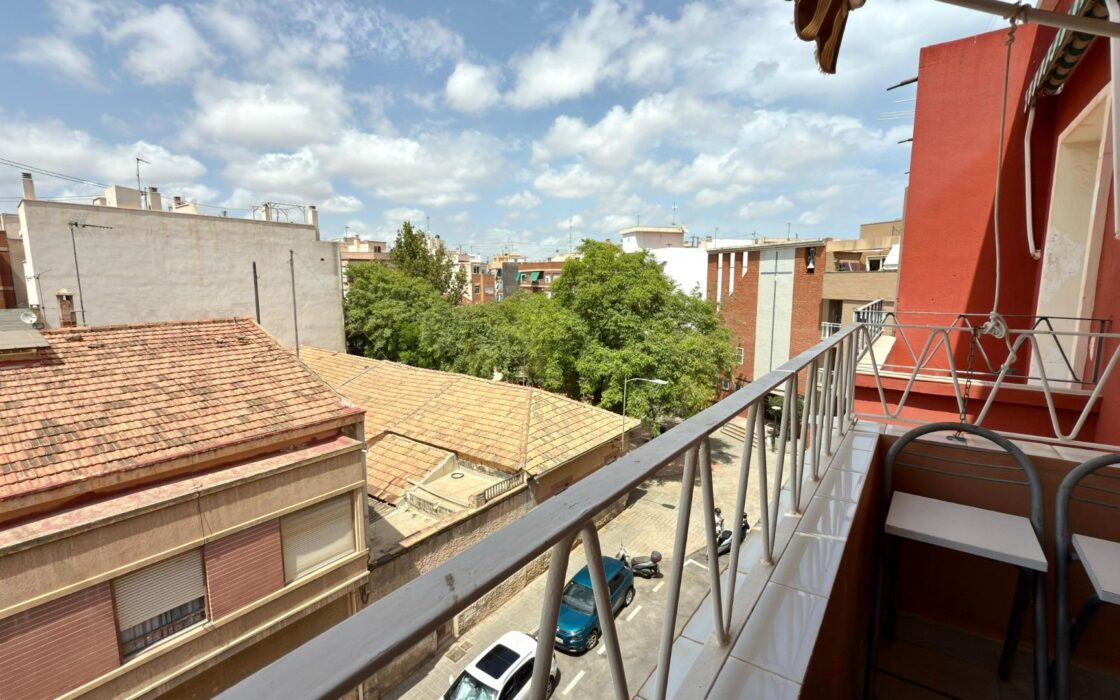 Двухкомнатная квартира в Аликанте с балконами и уютом