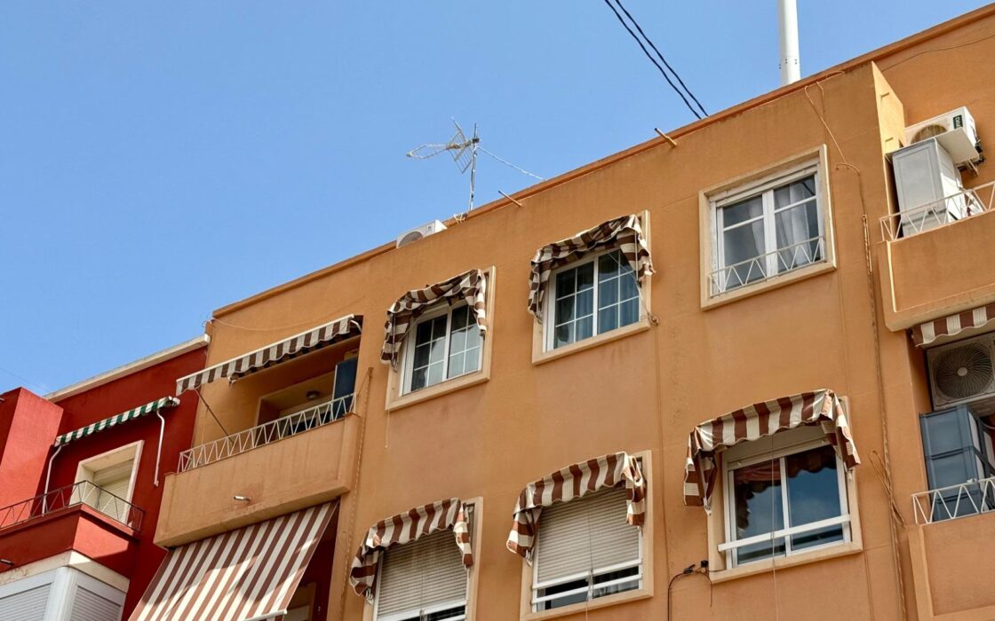 Двухкомнатная квартира в Аликанте с балконами и уютом