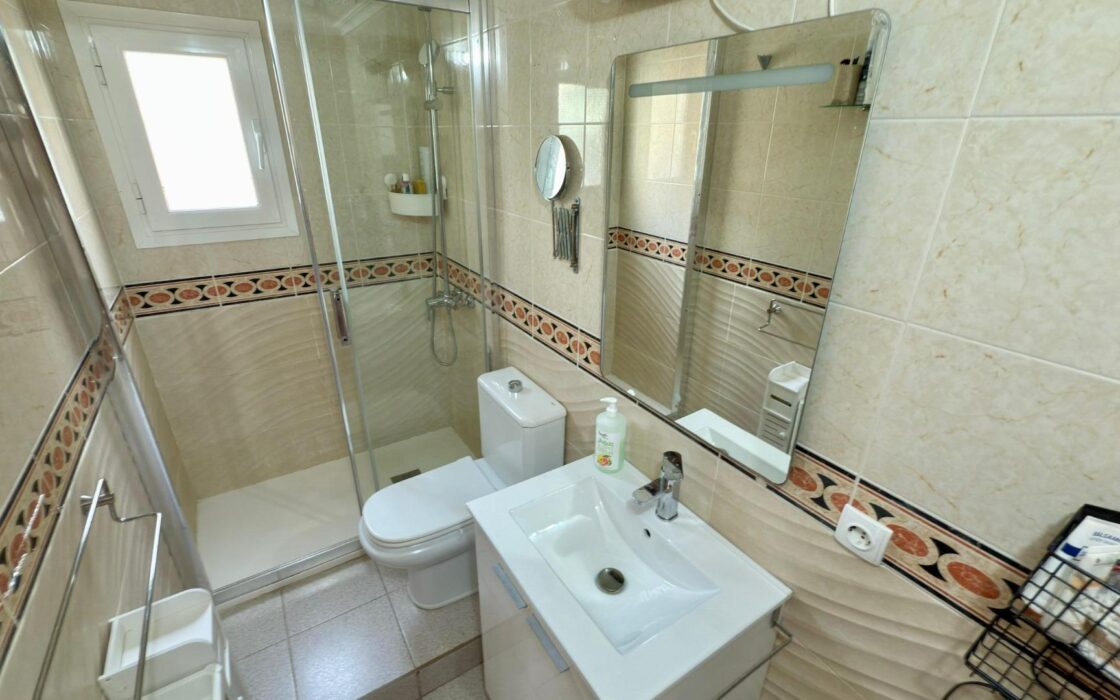 Двухкомнатная квартира в Аликанте с балконами и уютом