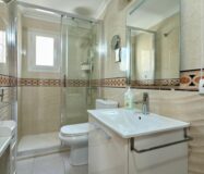 Двухкомнатная квартира в Аликанте с балконами и уютом