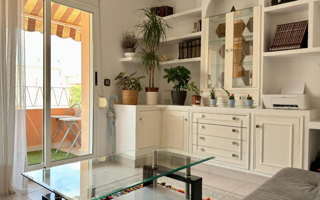 Двухкомнатная квартира в Аликанте с балконами и уютом