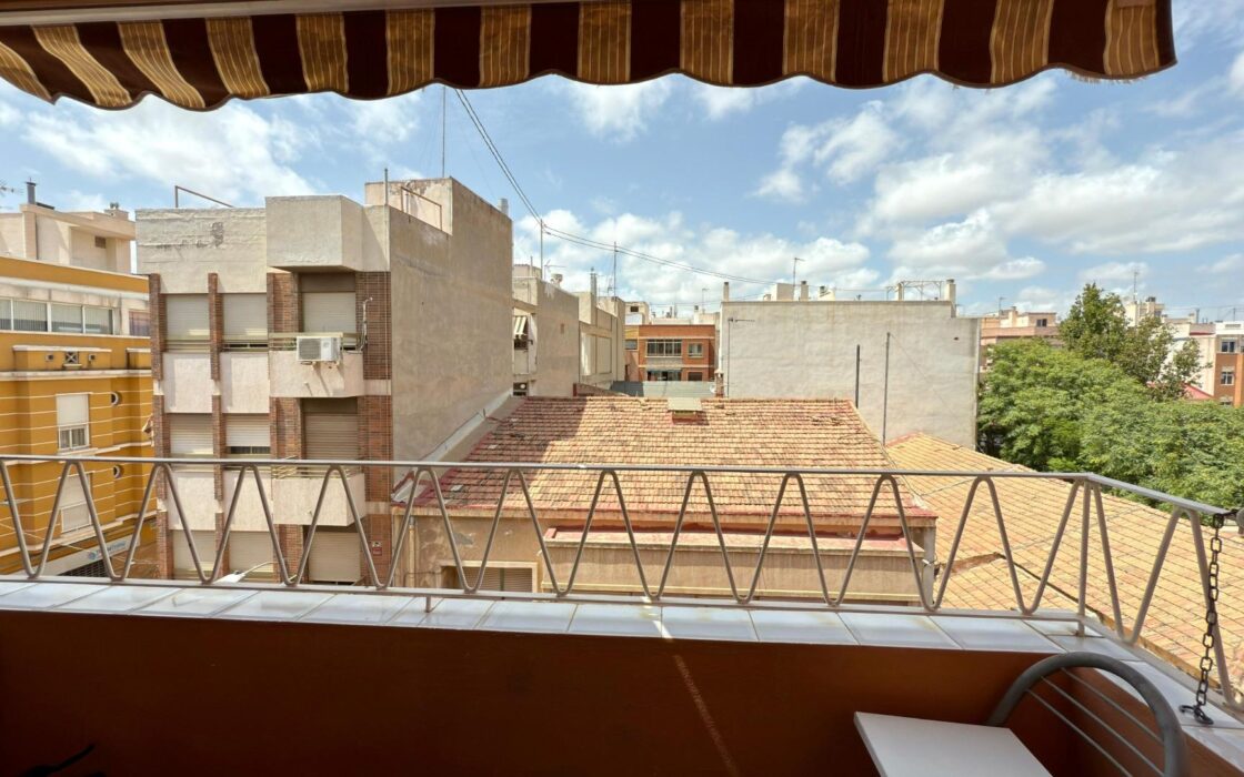 Двухкомнатная квартира в Аликанте с балконами и уютом