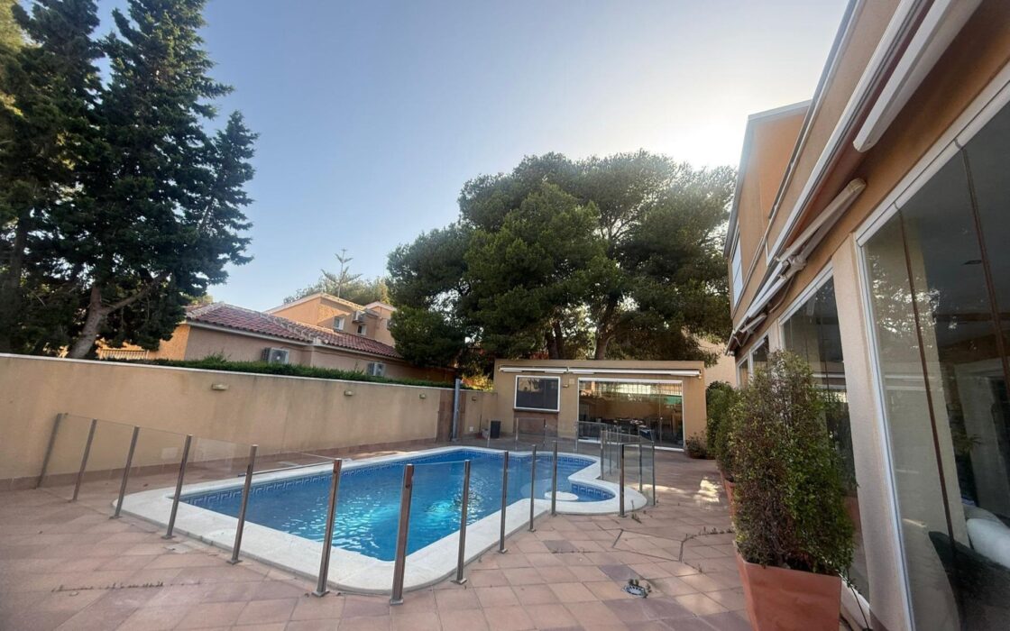 Будинок в Оріуела Коста 179 кв.м з балконом біля моря