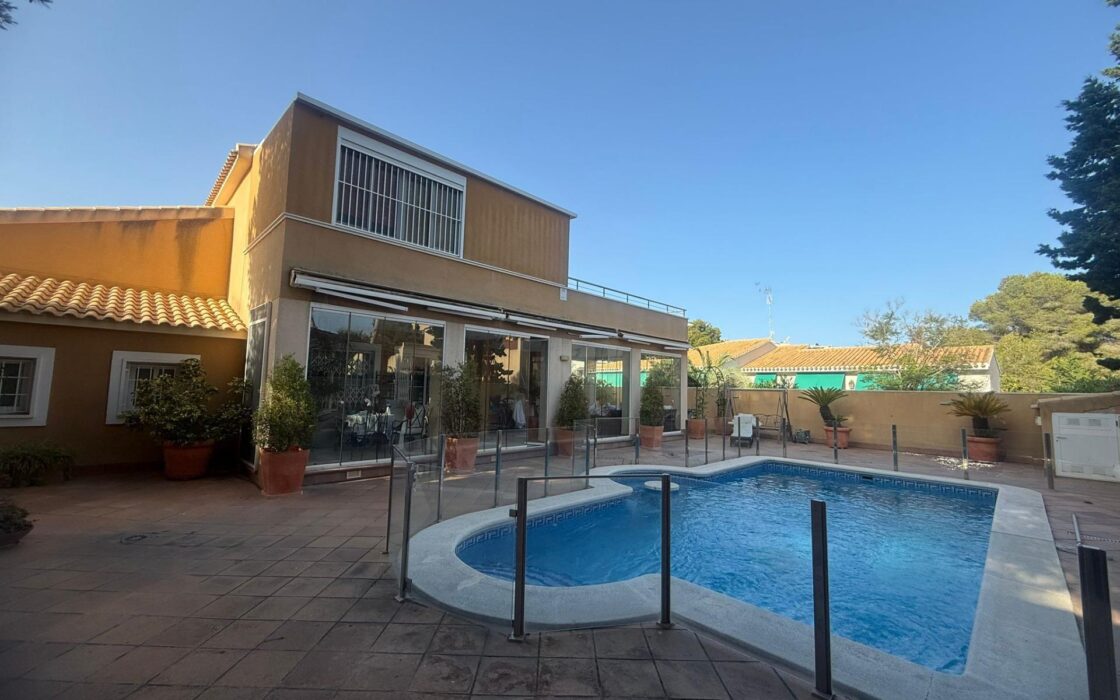 Будинок в Оріуела Коста 179 кв.м з балконом біля моря