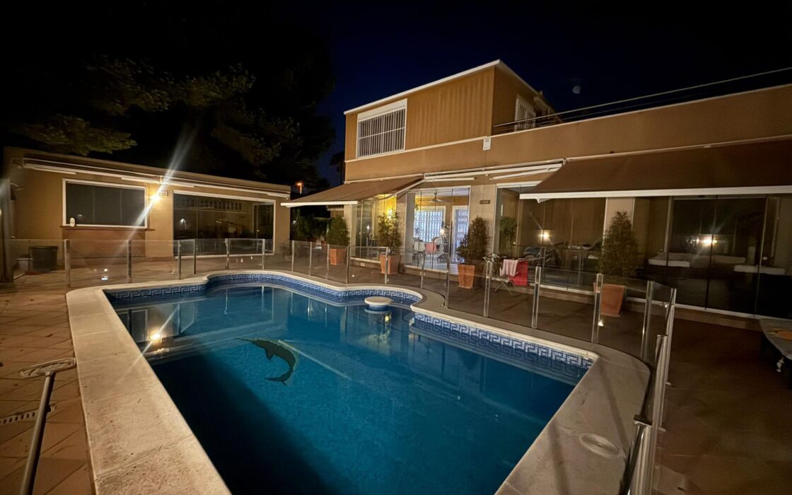 Будинок в Оріуела Коста 179 кв.м з балконом біля моря