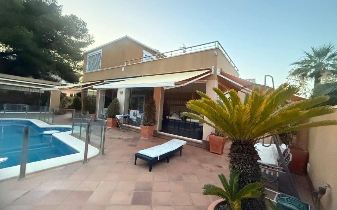 Будинок в Оріуела Коста 179 кв.м з балконом біля моря