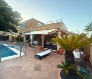 Будинок в Оріуела Коста 179 кв.м з балконом біля моря