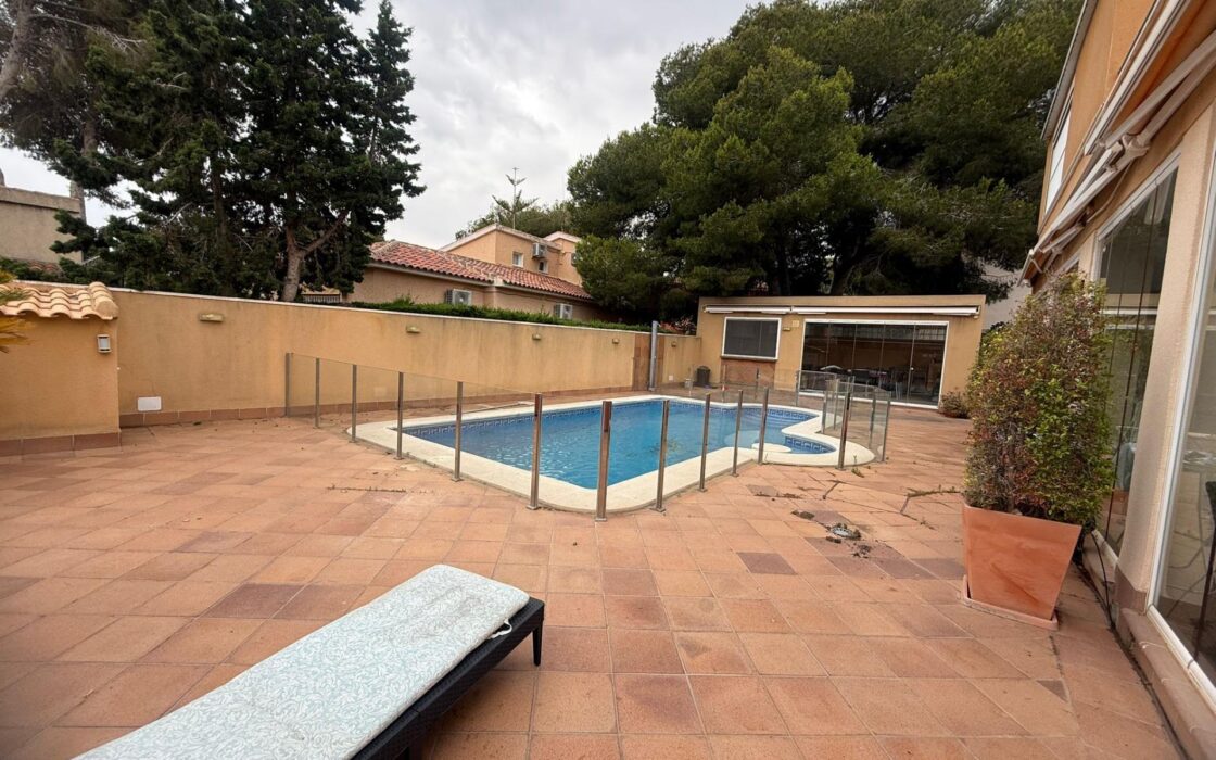 Будинок в Оріуела Коста 179 кв.м з балконом біля моря