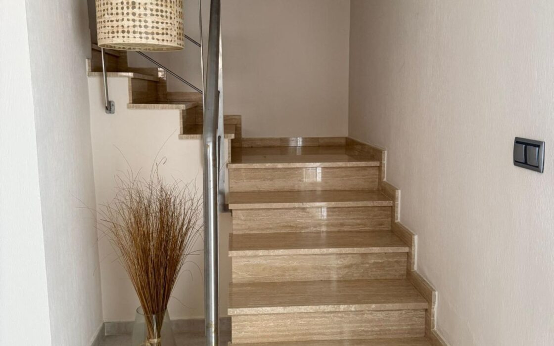 Будинок в Оріуела Коста 179 кв.м з балконом біля моря