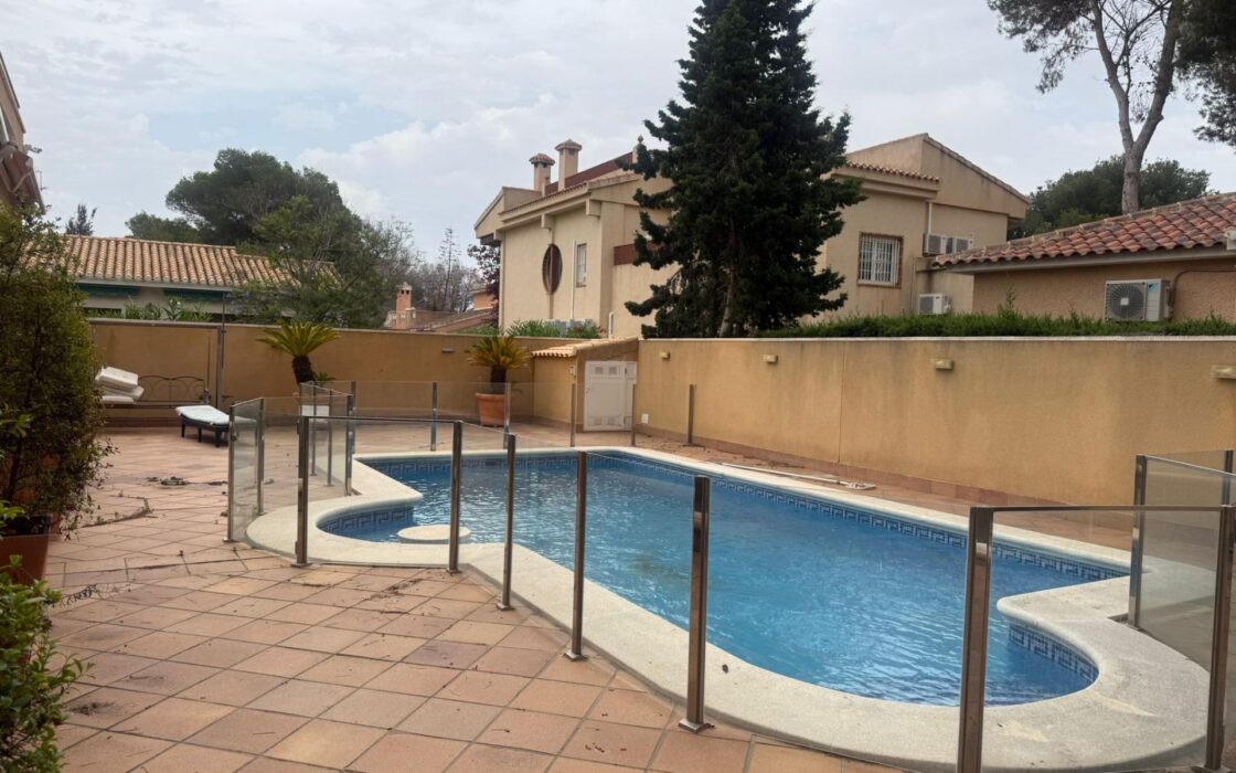 Будинок в Оріуела Коста 179 кв.м з балконом біля моря