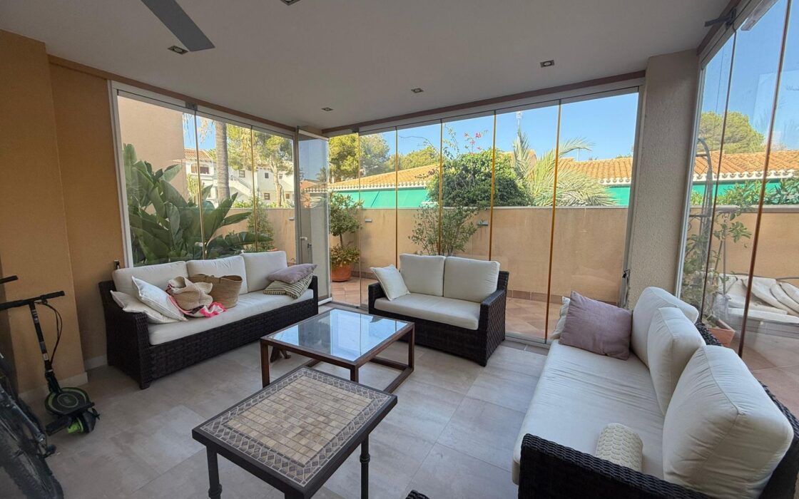 Будинок в Оріуела Коста 179 кв.м з балконом біля моря