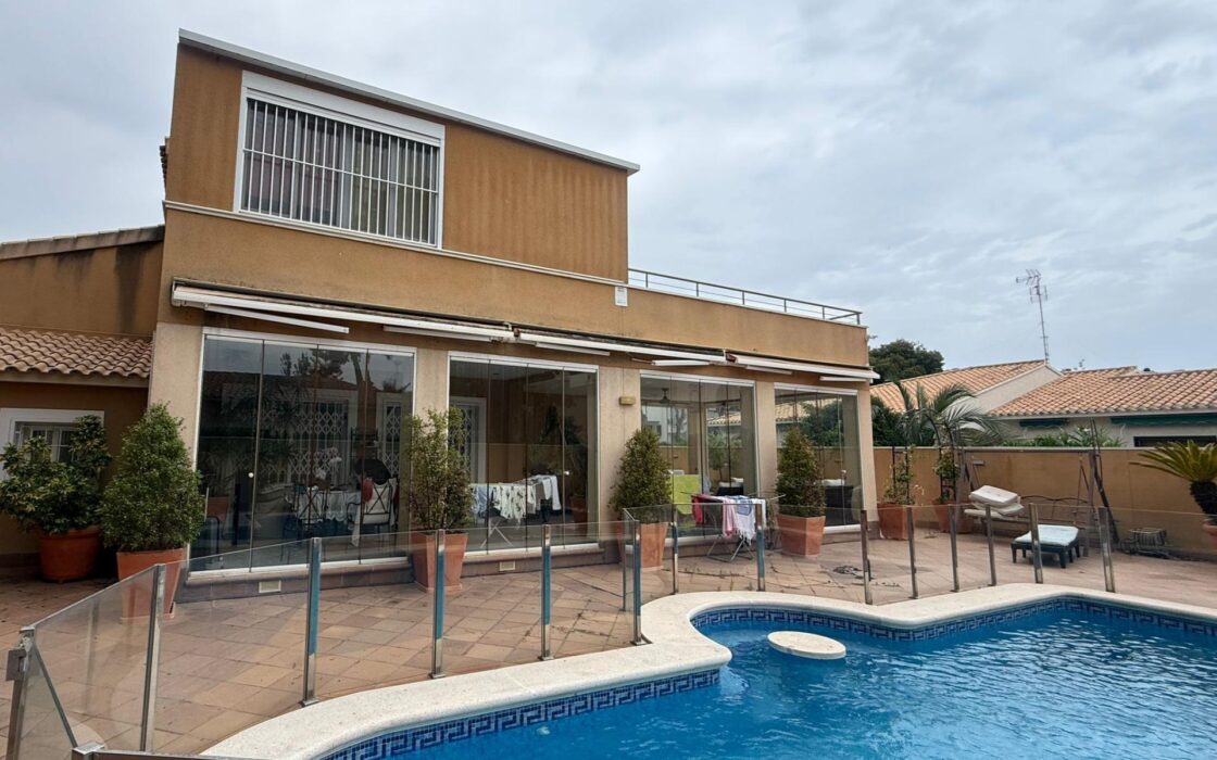 Будинок в Оріуела Коста 179 кв.м з балконом біля моря