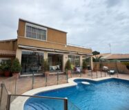 Будинок в Оріуела Коста 179 кв.м з балконом біля моря