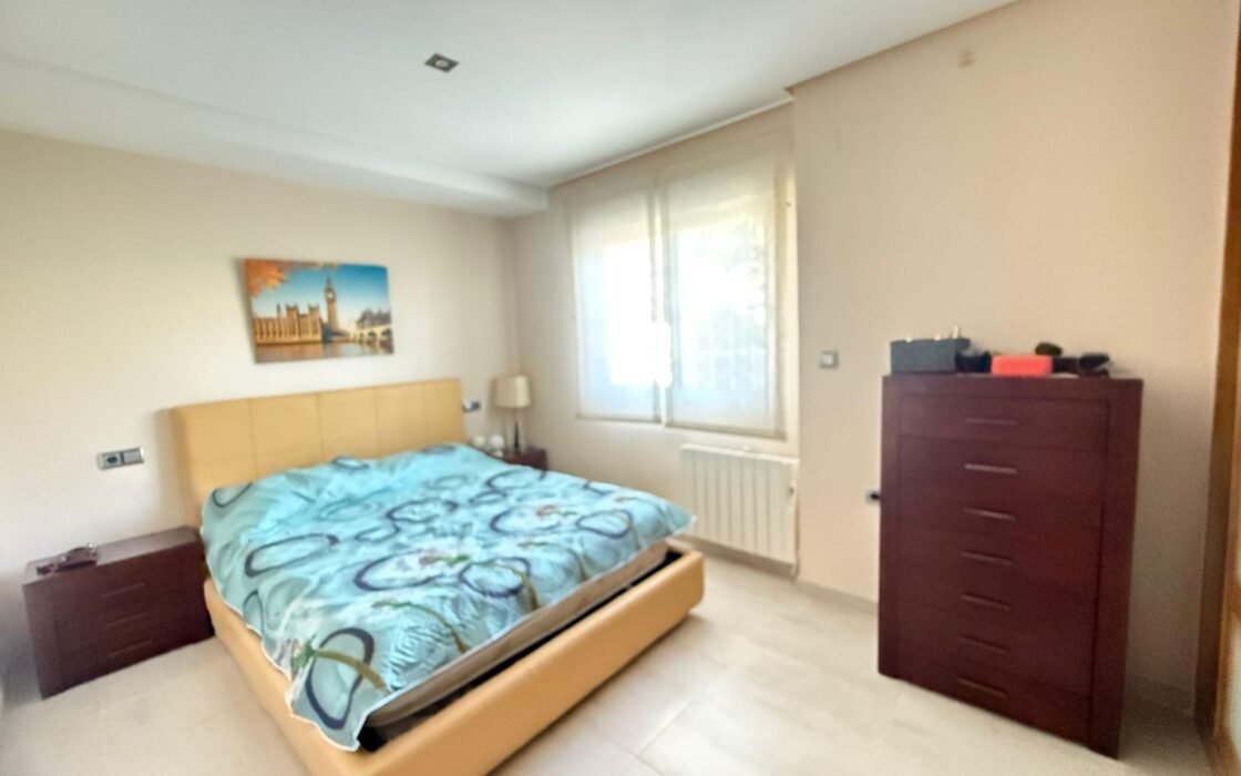 Будинок в Оріуела Коста 179 кв.м з балконом біля моря