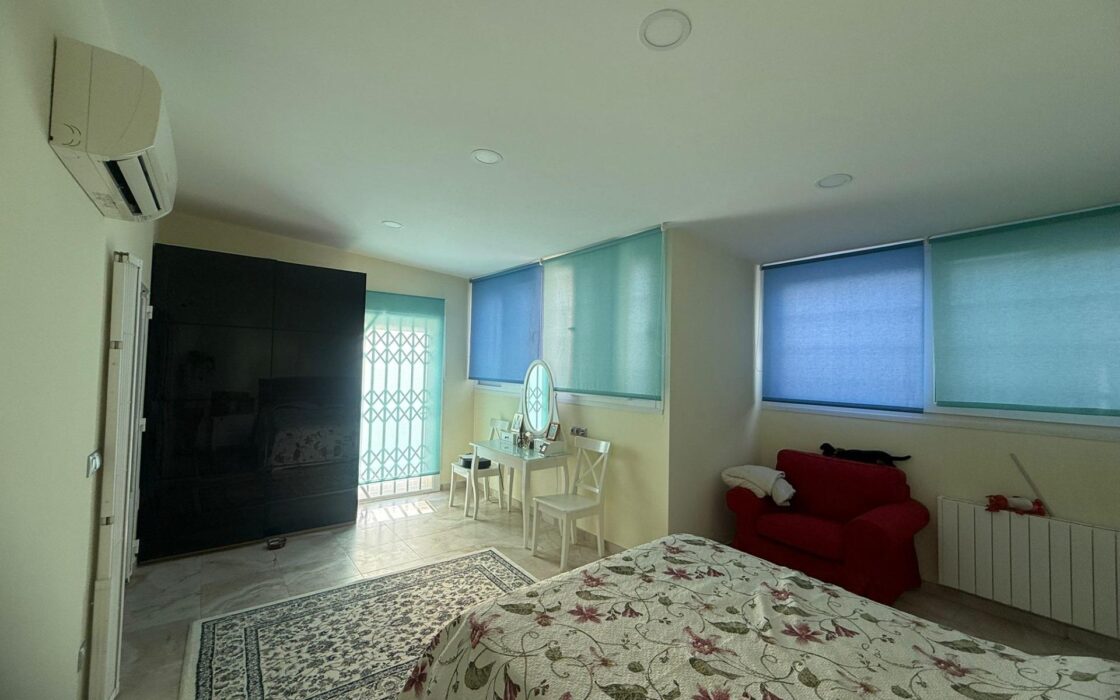 Будинок в Оріуела Коста 179 кв.м з балконом біля моря