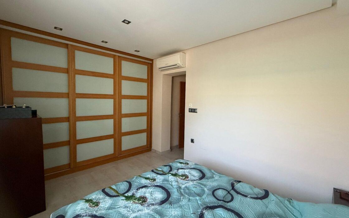 Будинок в Оріуела Коста 179 кв.м з балконом біля моря