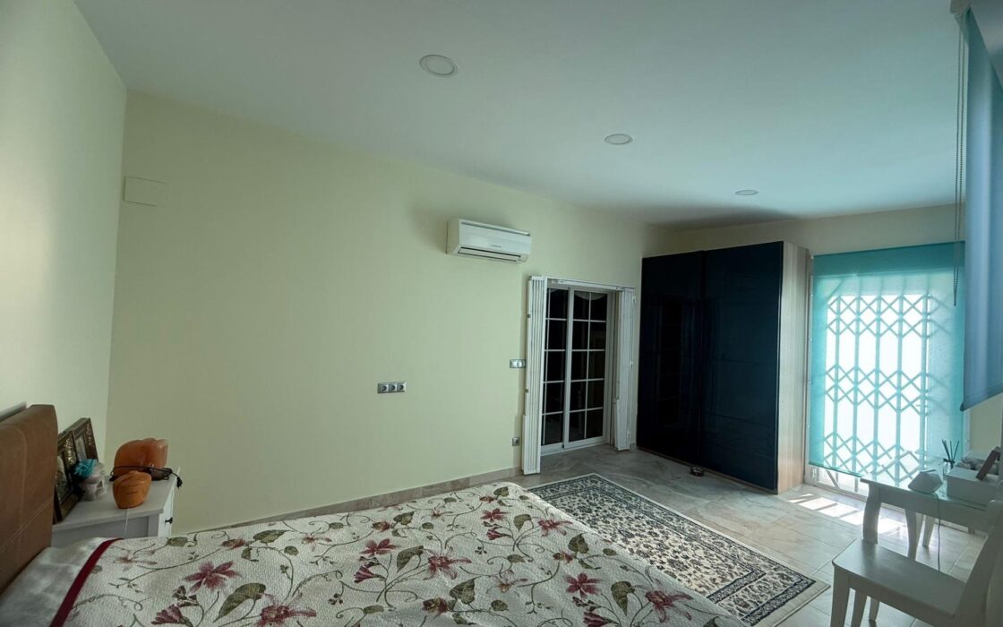 Будинок в Оріуела Коста 179 кв.м з балконом біля моря