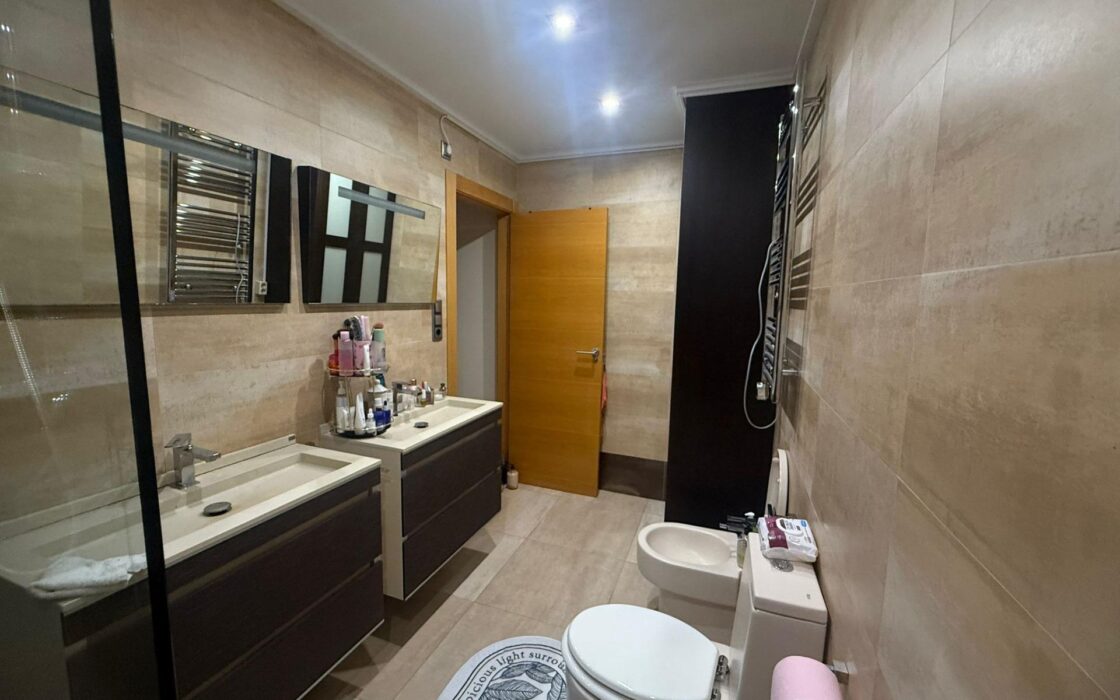 Будинок в Оріуела Коста 179 кв.м з балконом біля моря