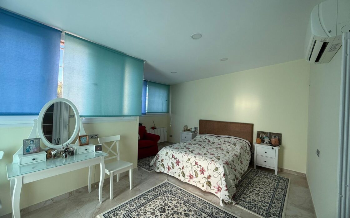 Будинок в Оріуела Коста 179 кв.м з балконом біля моря