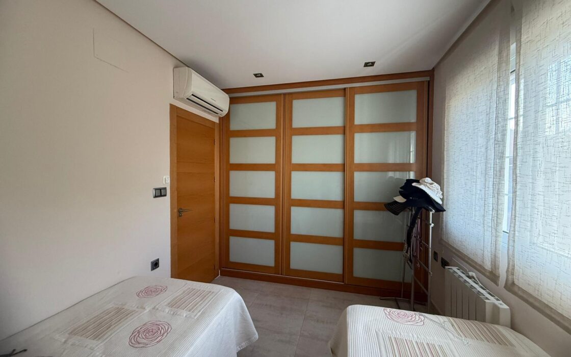 Будинок в Оріуела Коста 179 кв.м з балконом біля моря