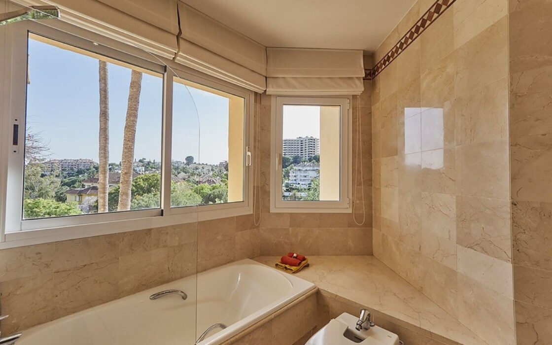 Апартаменты 3 комнаты в Марбелье с террасой 127 кв.м