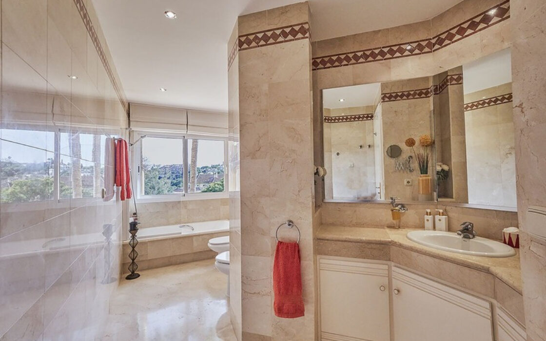 Апартаменты 3 комнаты в Марбелье с террасой 127 кв.м