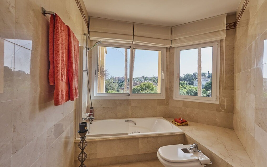 Апартаменты 3 комнаты в Марбелье с террасой 127 кв.м