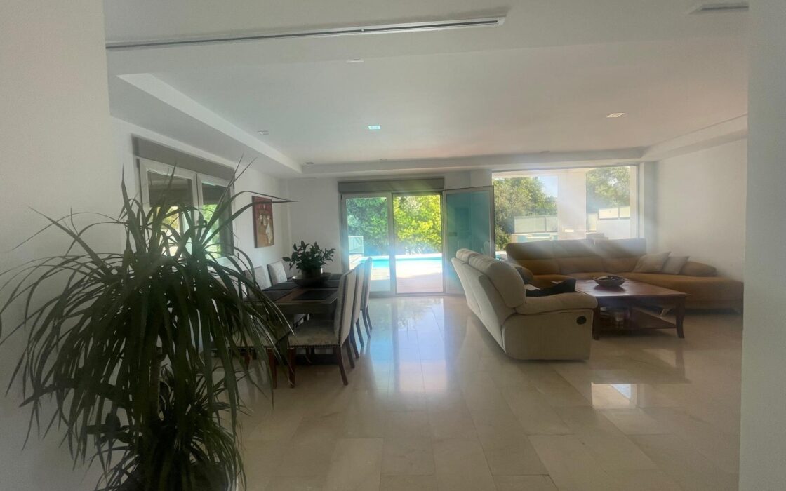 Вилла в Аликанте 400 кв.м с бассейном и террасой