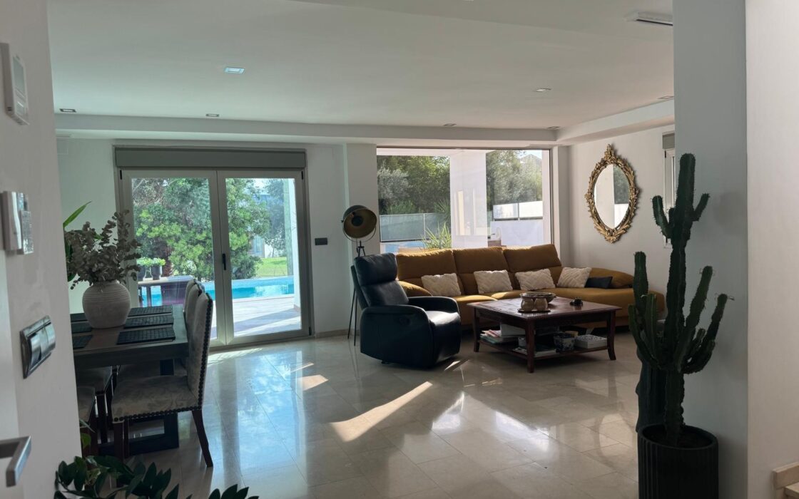 Вилла в Аликанте 400 кв.м с бассейном и террасой