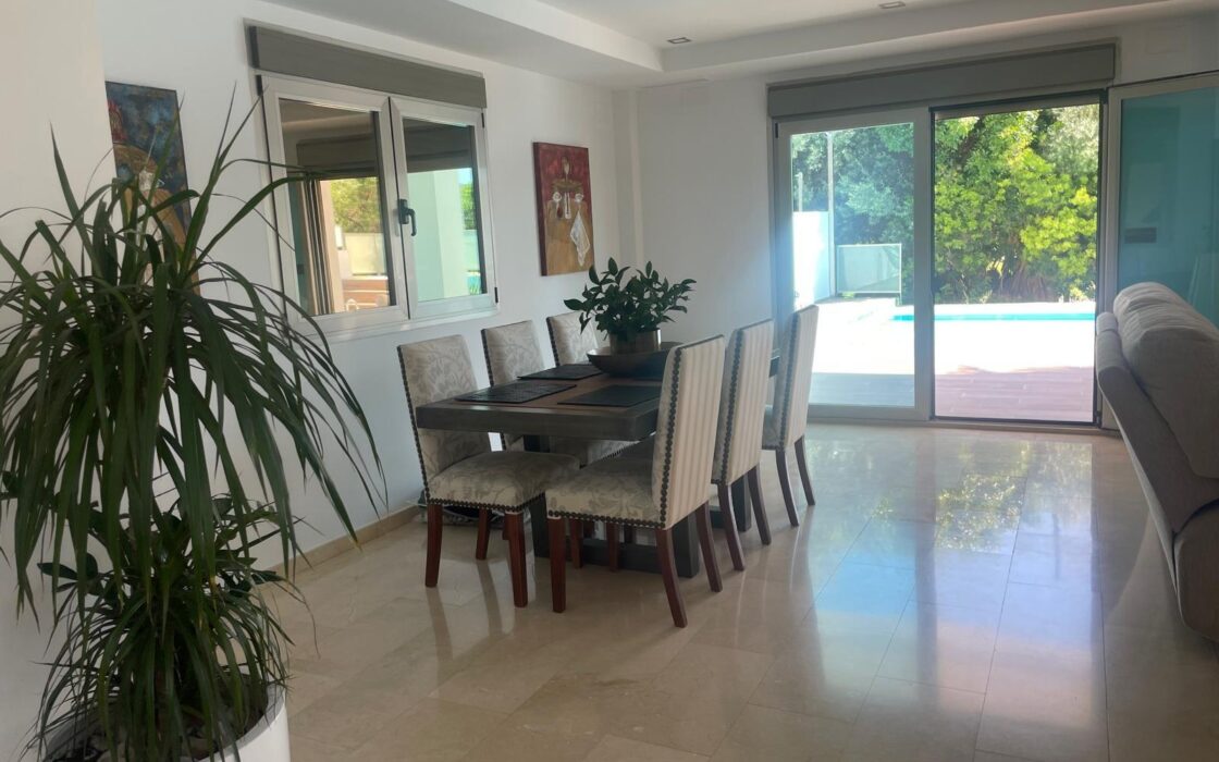 Вилла в Аликанте 400 кв.м с бассейном и террасой