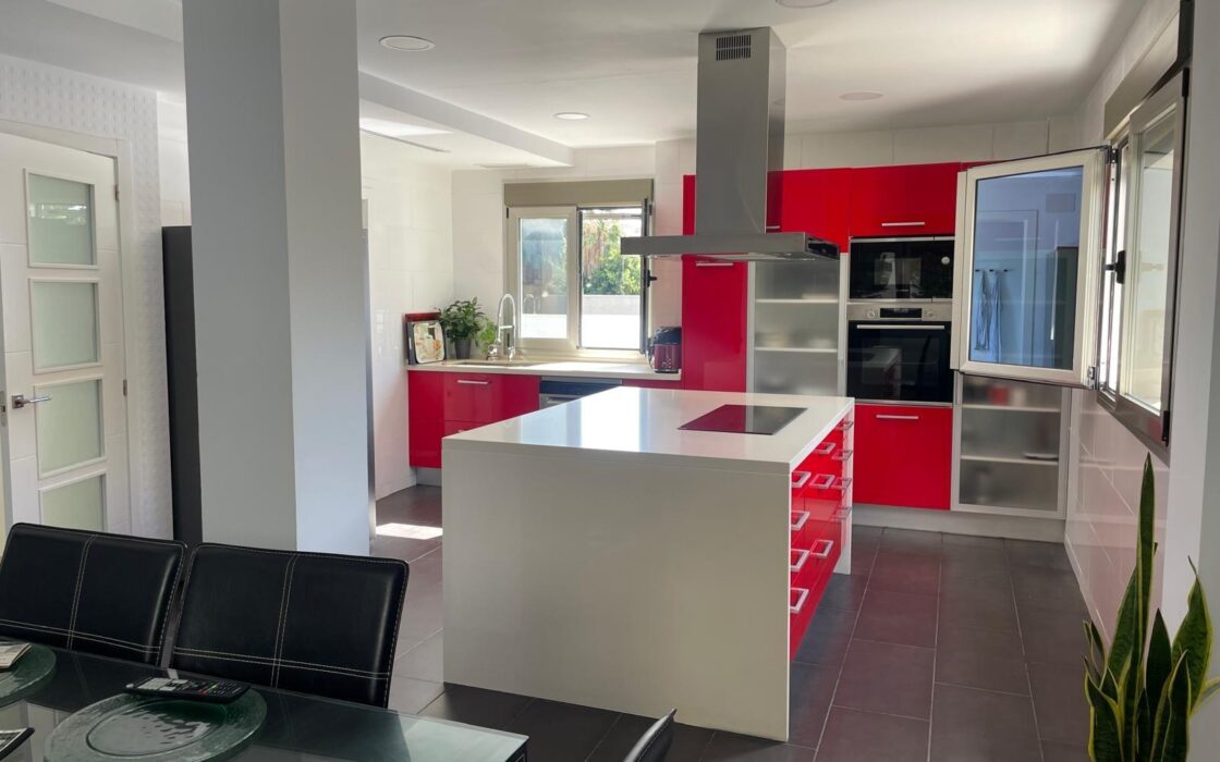 Вилла в Аликанте 400 кв.м с бассейном и террасой