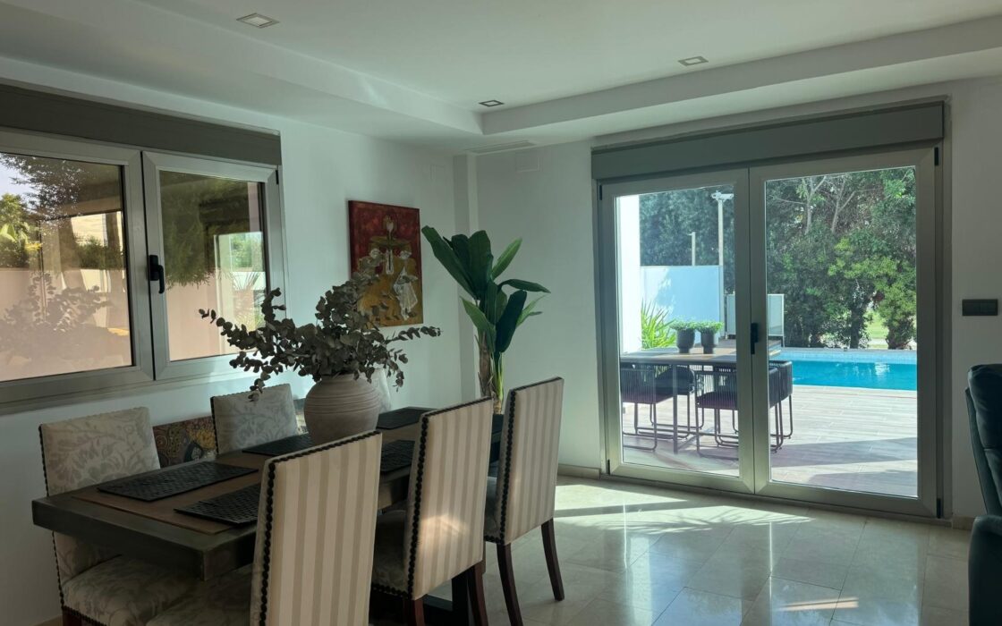 Вилла в Аликанте 400 кв.м с бассейном и террасой