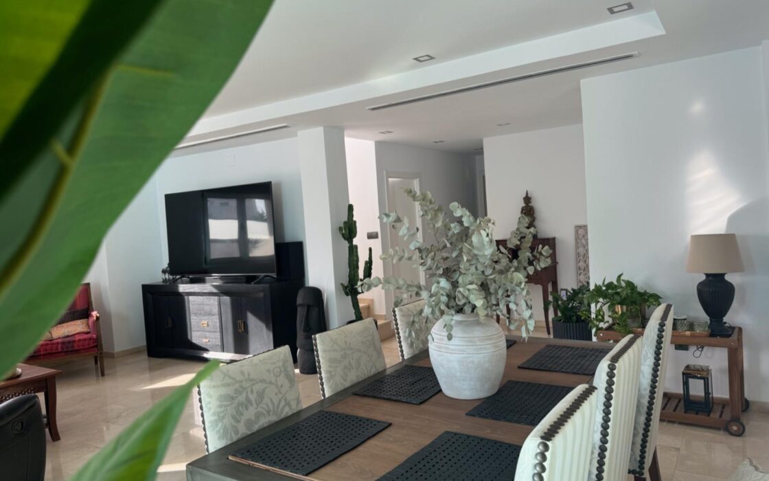 Вилла в Аликанте 400 кв.м с бассейном и террасой