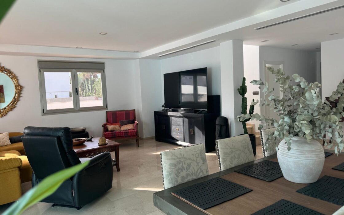 Вилла в Аликанте 400 кв.м с бассейном и террасой